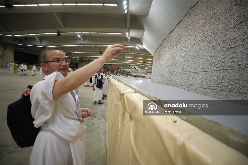 Hacı adayları Mina'da şeytan taşladı