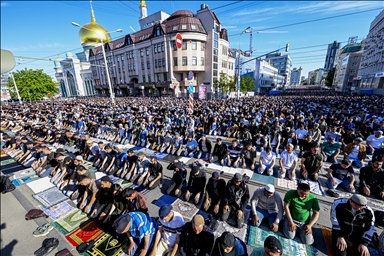 Десятки тысяч мусульман собрались у Соборной мечети в Москве на Курбан-байрам