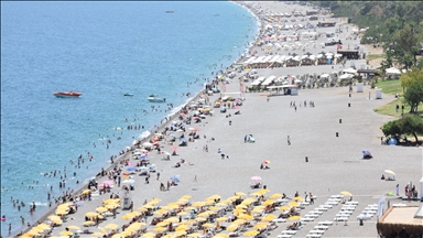 Antalya sahillerinde Kurban Bayramı'nın ilk günü yoğunluk yaşanıyor