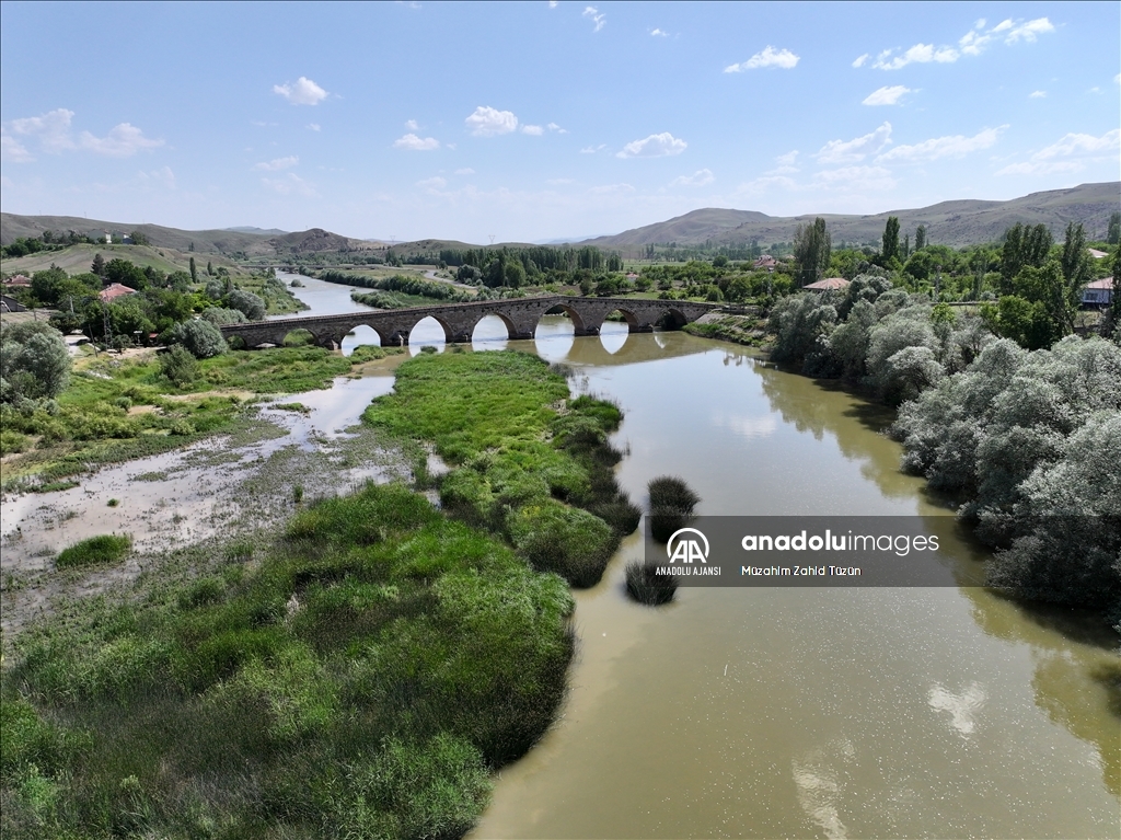 Kızılırmak üzerindeki 8 kemerli Şahruh Köprüsü yıllara meydan okuyor