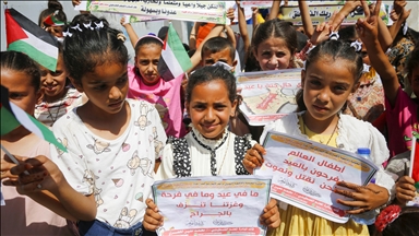 Filistinli çocuklar, savaşın bitmesi talebiyle gösteri düzenledi