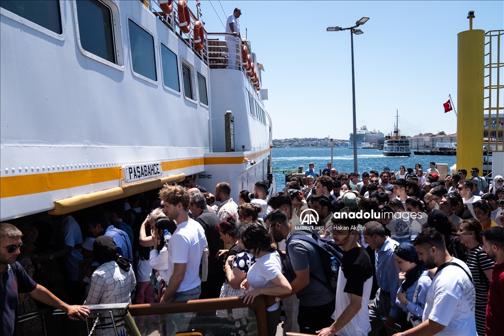 Kabataş İskelesi’nde Adalar seferlerinde yoğunluk oluştu