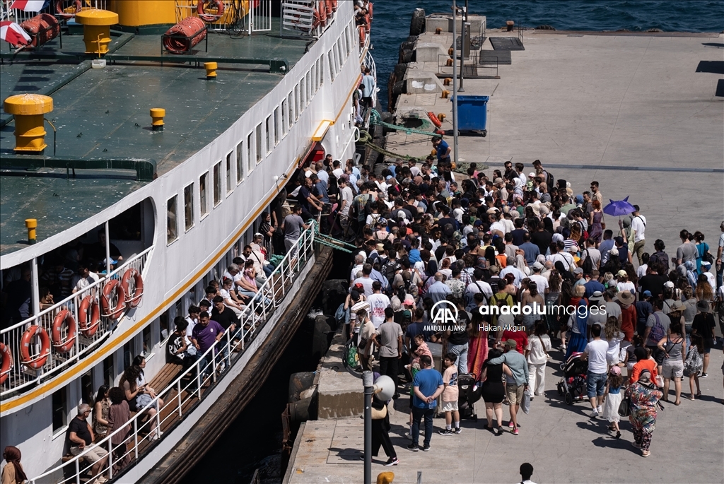 Kabataş İskelesi’nde Adalar seferlerinde yoğunluk oluştu