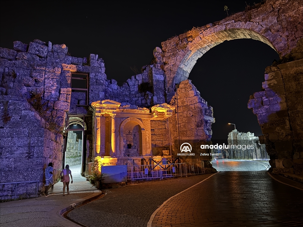 "Medeniyetler beşiği" Antalya'nın ören yerleri ziyaretçilerini yıldızlar eşliğinde ağırlıyor