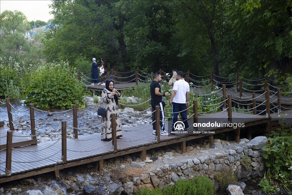Doğa harikası Munzur Gözeleri'nde turizm hareketliliği başladı
