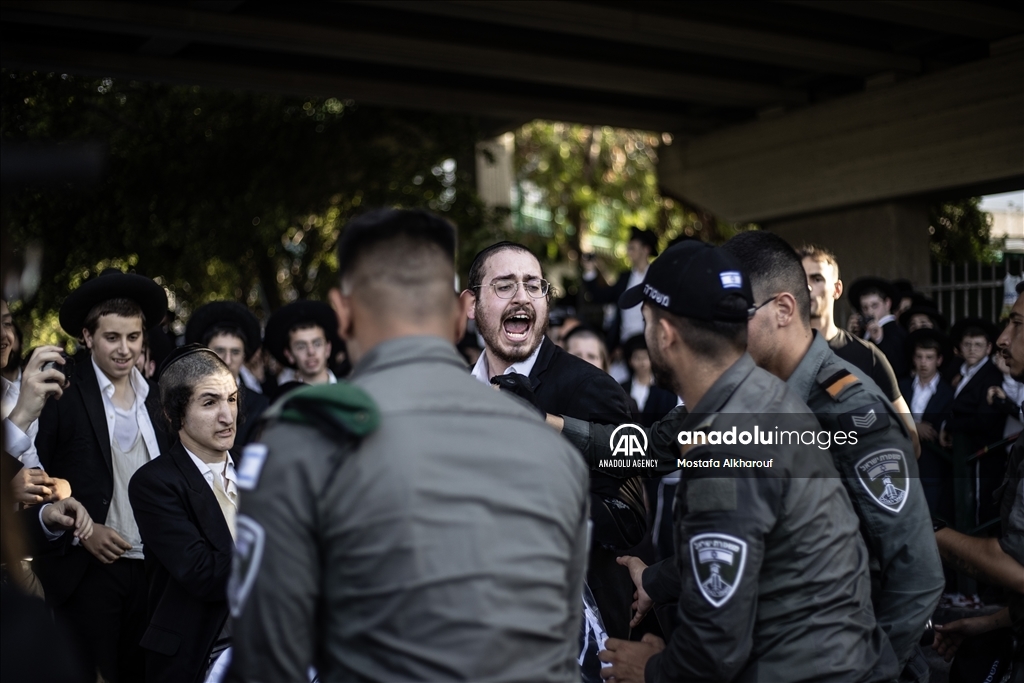 تل أبيب.. يهود متدينون يتظاهرون احتجاجا على محاولات تجنيدهم