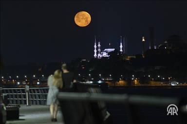 قرار گرفتن قرص کامل ماه در آسمان استانبول همراه با مناظر مسجد سلطان احمد تصاویر بی نظیری را خلق کرد