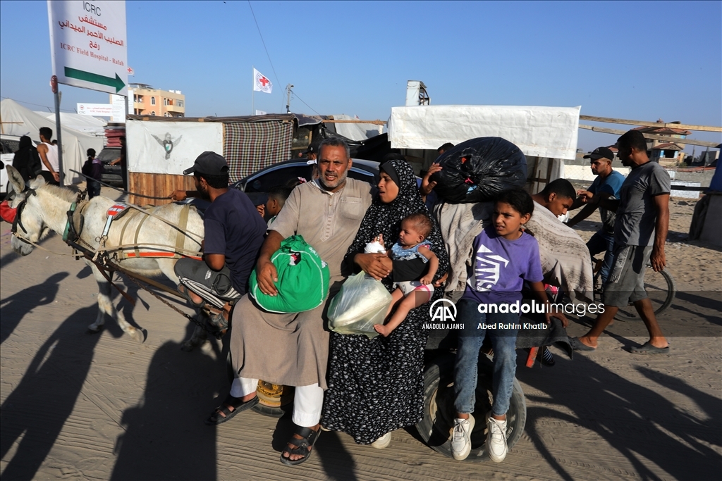 İsrail saldırıları nedeniyle Filistinliler Refah'tan göç etmeye devam ediyor