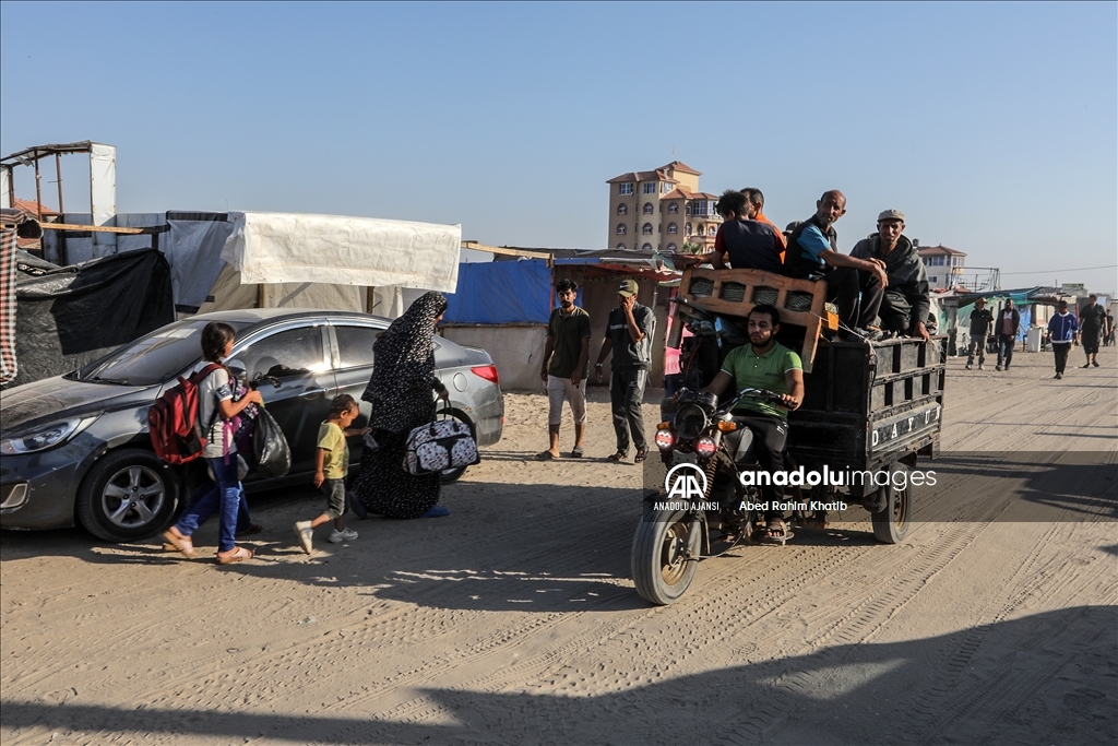 İsrail saldırıları nedeniyle Filistinliler Refah'tan göç etmeye devam ediyor
