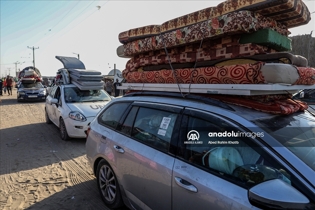 İsrail saldırıları nedeniyle Filistinliler Refah'tan göç etmeye devam ediyor