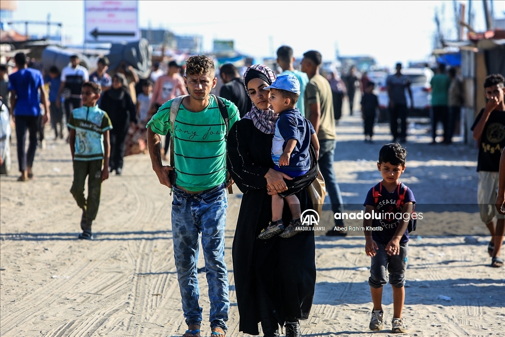 İsrail saldırıları nedeniyle Filistinliler Refah'tan göç etmeye devam ediyor