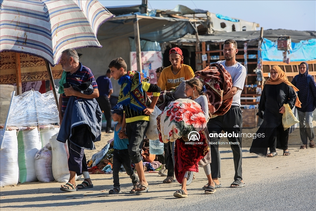 İsrail saldırıları nedeniyle Filistinliler Refah'tan göç etmeye devam ediyor