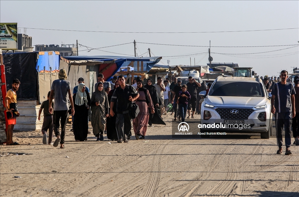 İsrail saldırıları nedeniyle Filistinliler Refah'tan göç etmeye devam ediyor