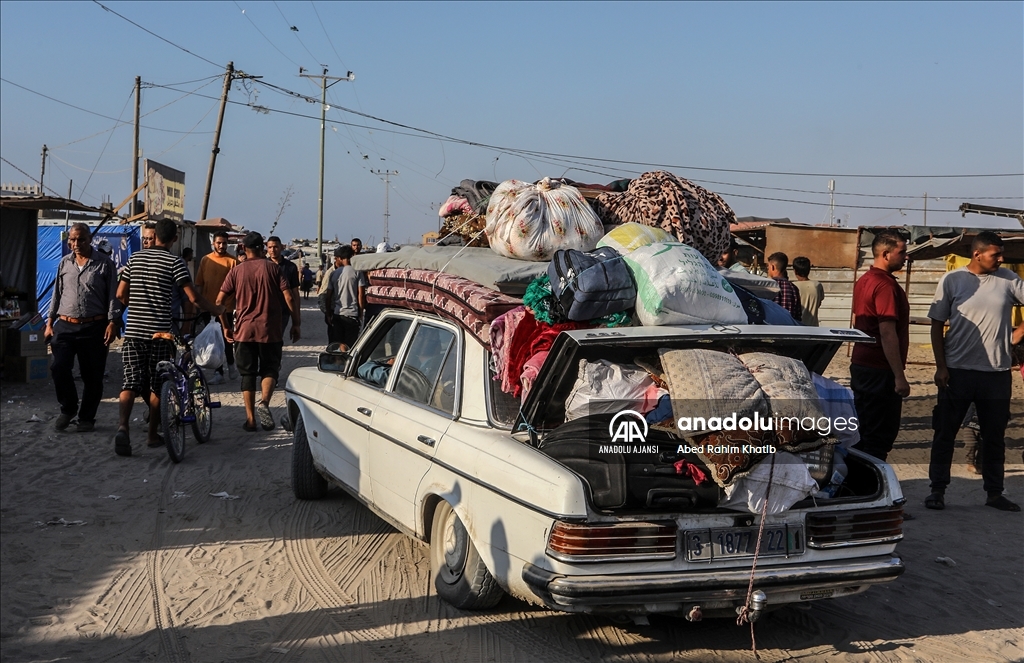 İsrail saldırıları nedeniyle Filistinliler Refah'tan göç etmeye devam ediyor