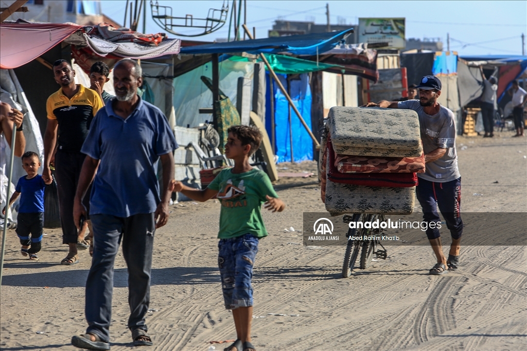 İsrail saldırıları nedeniyle Filistinliler Refah'tan göç etmeye devam ediyor