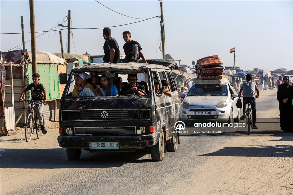 İsrail saldırıları nedeniyle Filistinliler Refah'tan göç etmeye devam ediyor