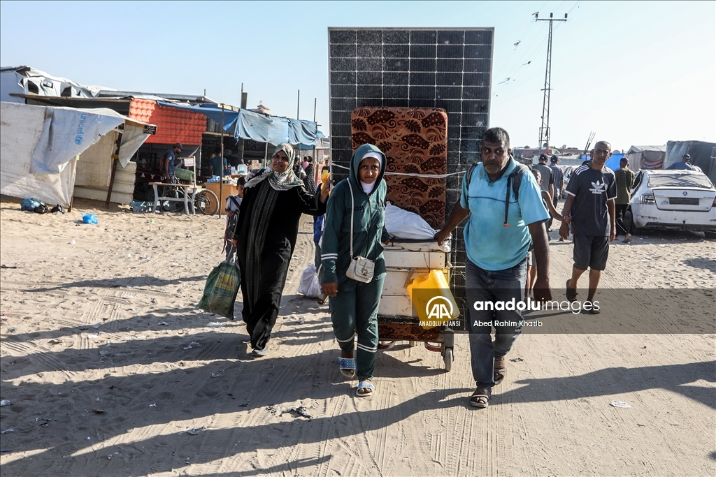 İsrail saldırıları nedeniyle Filistinliler Refah'tan göç etmeye devam ediyor