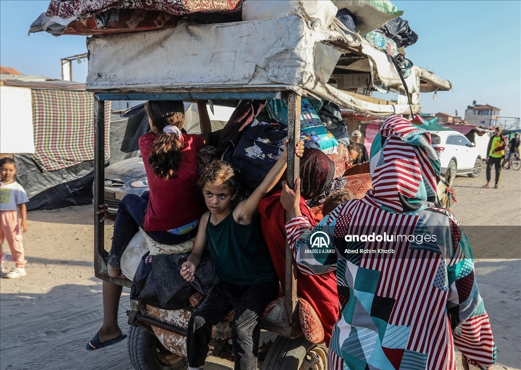 İsrail saldırıları nedeniyle Filistinliler Refah'tan göç etmeye devam ediyor