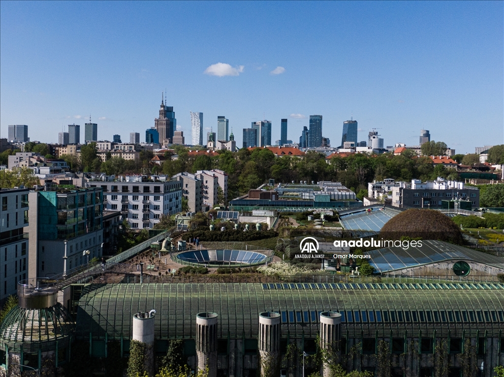 Varşova Üniversitesi Kütüphanesi teras bahçesi