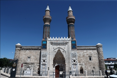 "المدرسة الزرقاء".. واجهة الحضارة الإسلامية في سيواس التركية