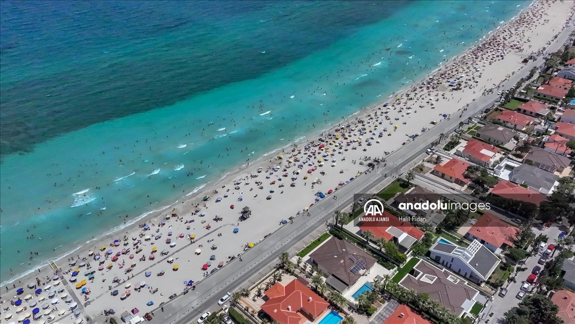 Bayram tatilinde Çeşme'nin otelleri de plajları da doldu