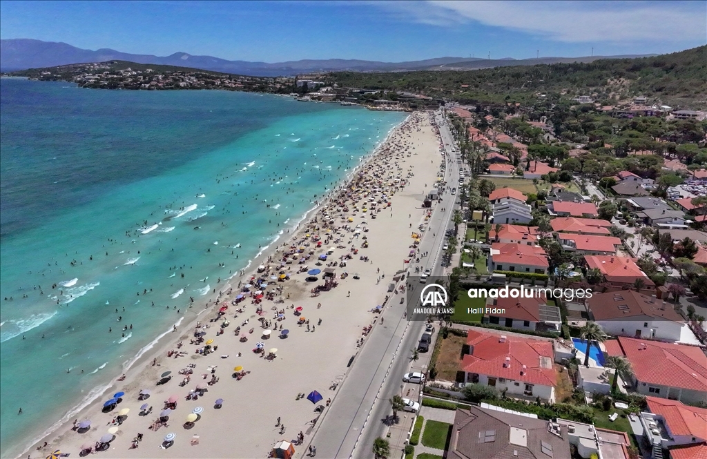 Bayram tatilinde Çeşme'nin otelleri de plajları da doldu