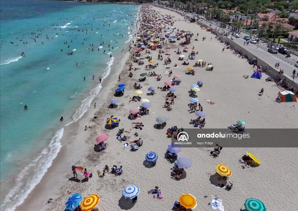 Bayram tatilinde Çeşme'nin otelleri de plajları da doldu