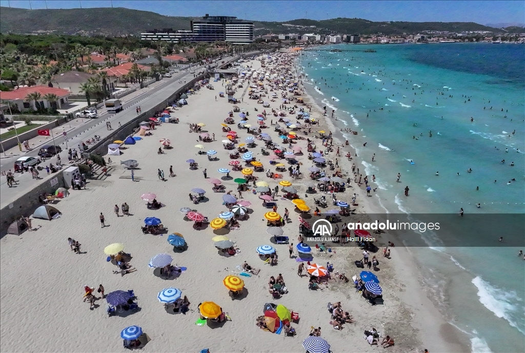 Bayram tatilinde Çeşme'nin otelleri de plajları da doldu