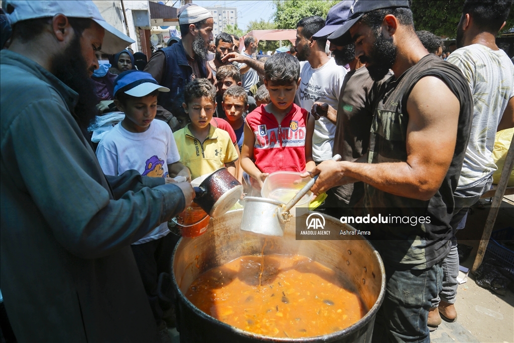 Hot meal distributed to displaced Palestinians in Gaza