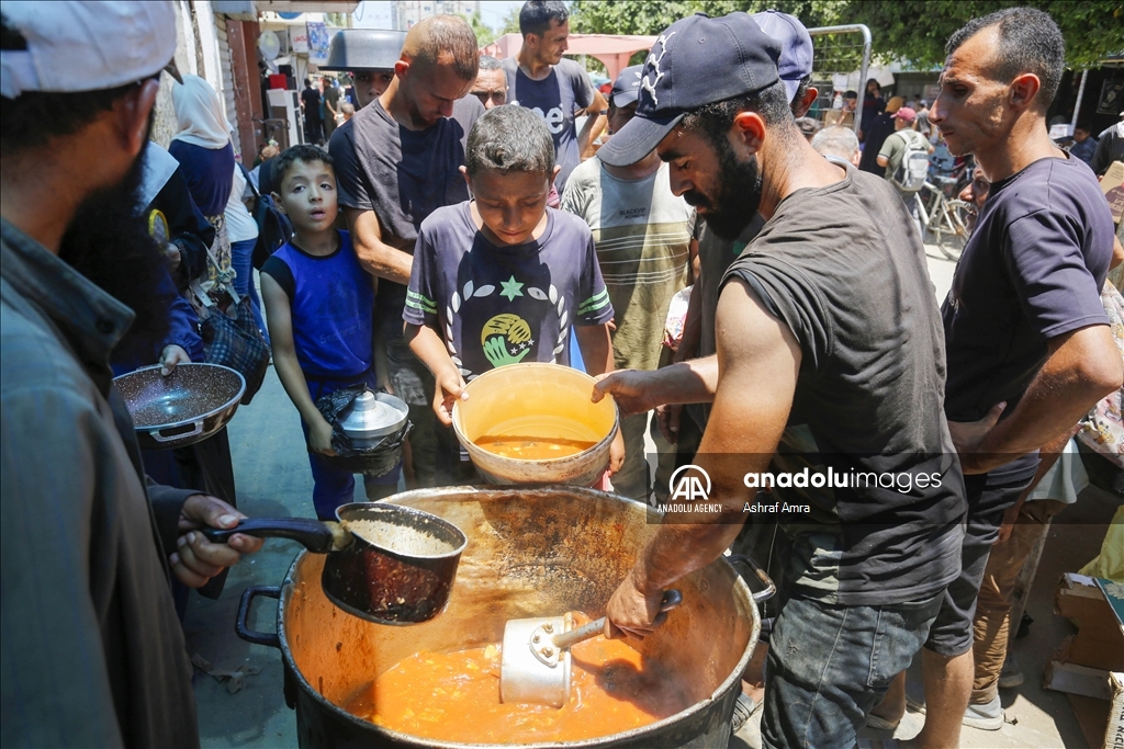 Hot meal distributed to displaced Palestinians in Gaza