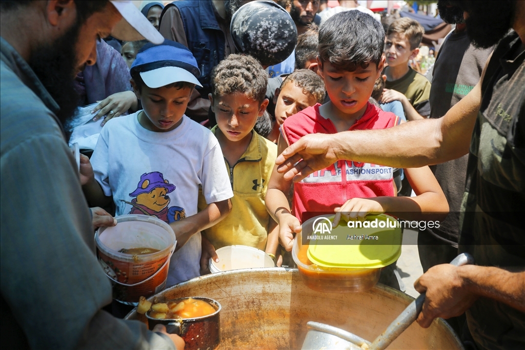 Hot meal distributed to displaced Palestinians in Gaza