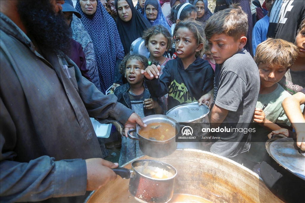 Hot meal distributed to displaced Palestinians in Gaza