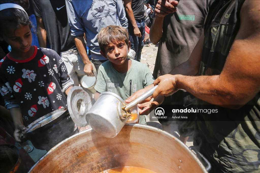 Hot meal distributed to displaced Palestinians in Gaza