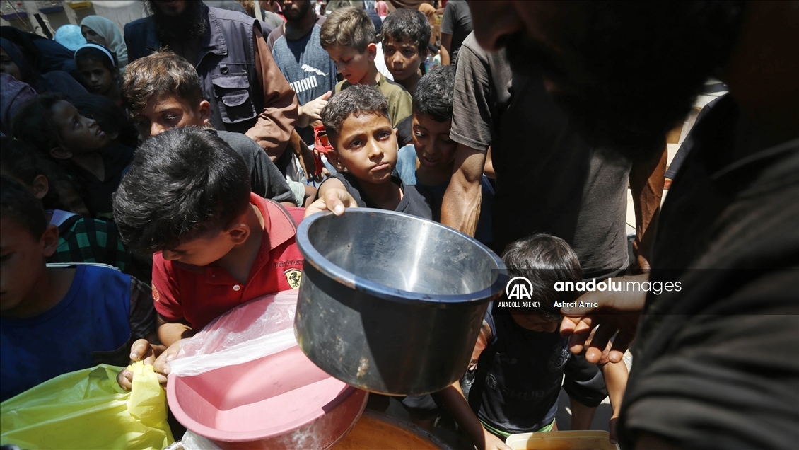 Hot meal distributed to displaced Palestinians in Gaza