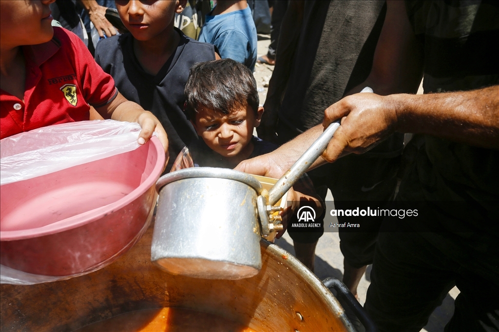 Hot meal distributed to displaced Palestinians in Gaza