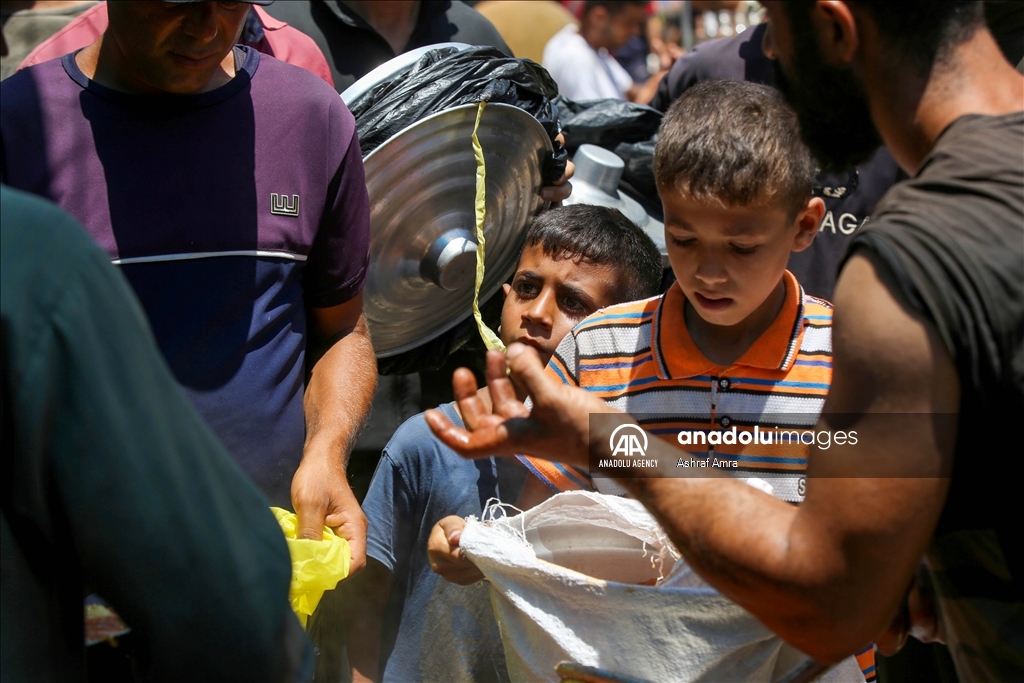 Hot meal distributed to displaced Palestinians in Gaza