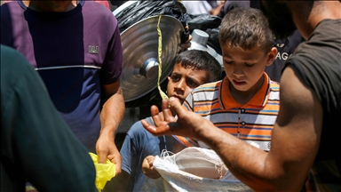 Gazze'de yerinden edilmiş Filistinlilere sıcak yemek dağıtıldı
