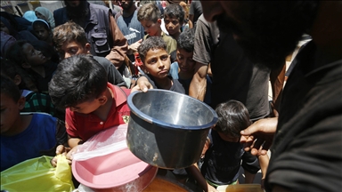 Hot meal distributed to displaced Palestinians in Gaza