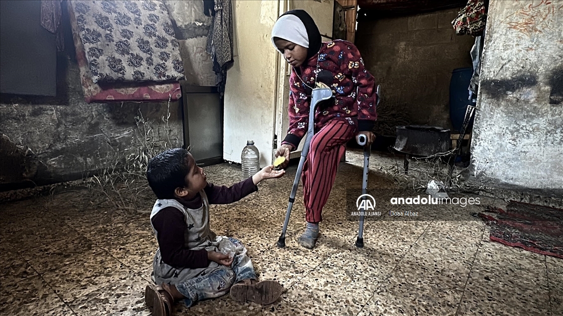 İsrail saldırıları nedeniyle yerinden edilen Ebu Dabbag, engelli çocuklarına bakmak için mücadele veriyor