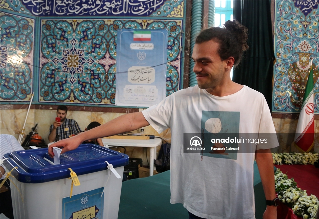 Voting continues for Iran's snap presidential election 