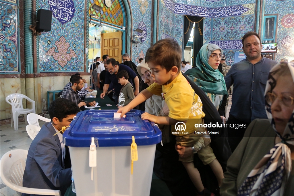 İran'da cumhurbaşkanı seçimi için oy verme süreci devam ediyor