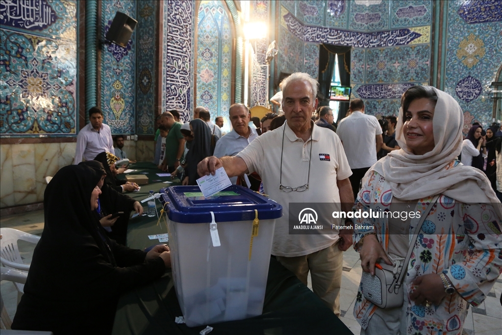 İran'da cumhurbaşkanı seçimi için oy verme süreci devam ediyor