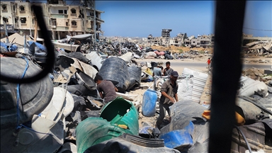 Gazze'de Filistinliler, İsrail saldırılarında yıkılan binalardan topladıkları hurdaları geri dönüştürüyor