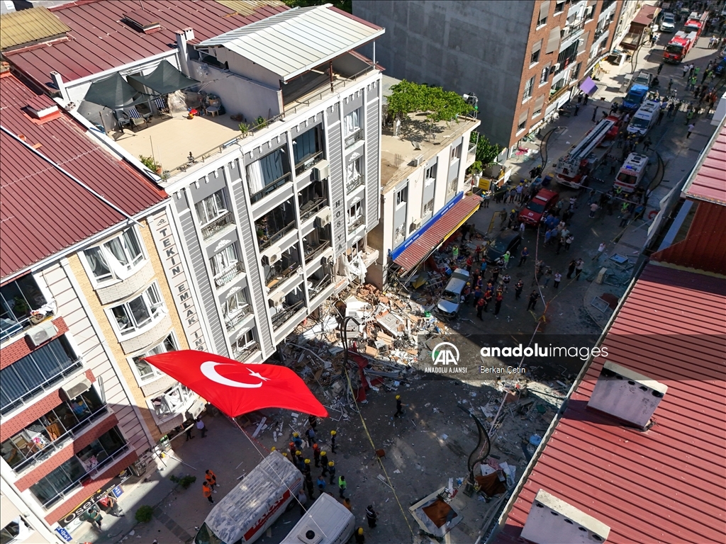 İzmir'de bir restoranda patlama meydana geldi, 4 kişi öldü