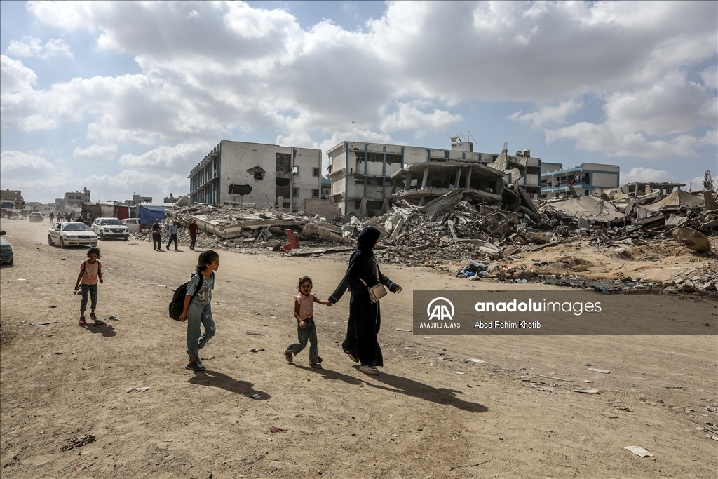 İsrail saldırısında ağır hasar gören UNRWA'ya ait okul, yerinden edilen Filistinlilerin sığınağı oldu