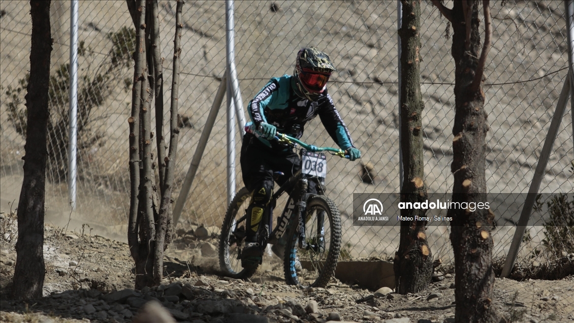 Bolivya'da "Challenge Downhill 4,000" bisiklet yarışı düzenlendi