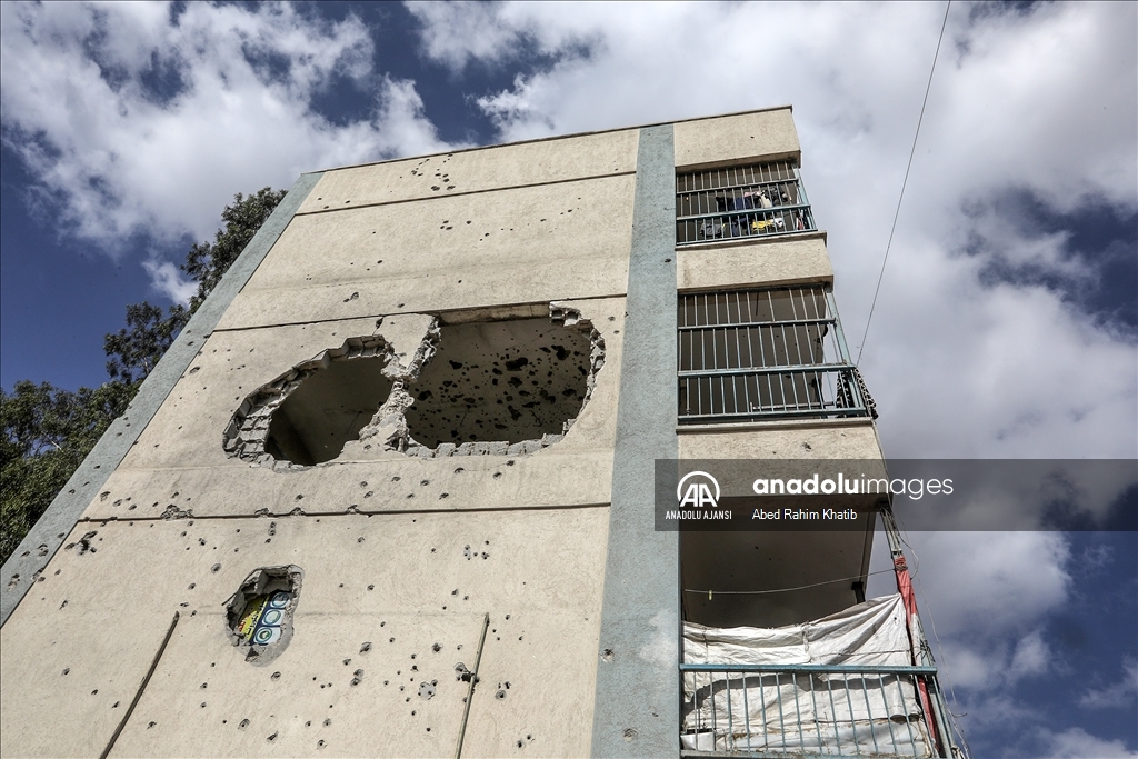 İsrail saldırısında ağır hasar gören UNRWA'ya ait okul, yerinden edilen Filistinlilerin sığınağı oldu