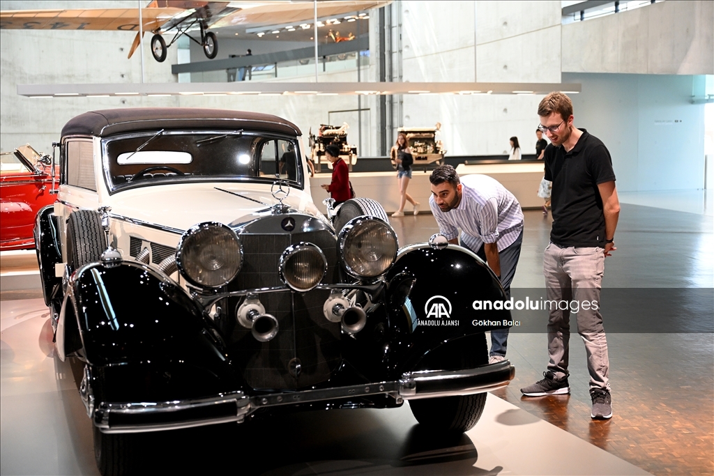 Almanya'nın Stuttgart kentindeki Mercedes Benz Müzesi