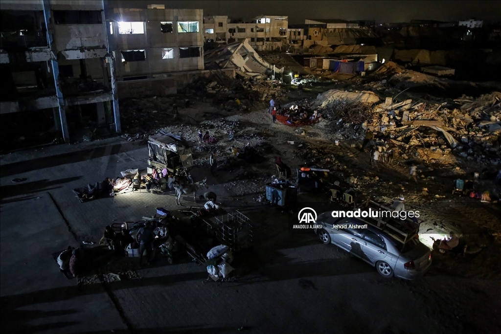 İsrail’in tahliye uyarısının ardından Han Yunus kentindeki Gazze-Avrupa Hastanesi boşaltılıyor