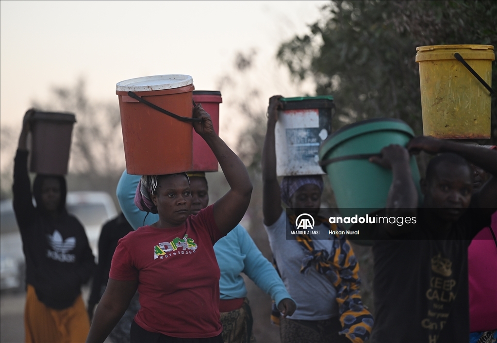 Zimbabve’de kültürel bir miras: Kadınların hayatın her alanında yüklerini başlarında taşıması